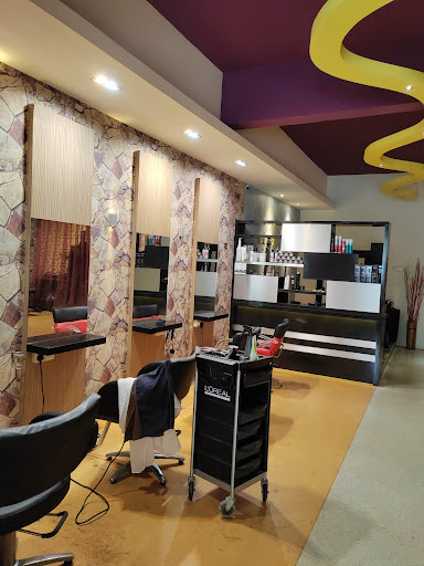 A La Mode Hair Studio