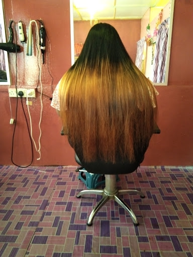 Lyna Unisex Hair Saloon