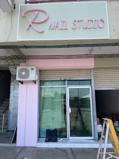 R Nail Studio